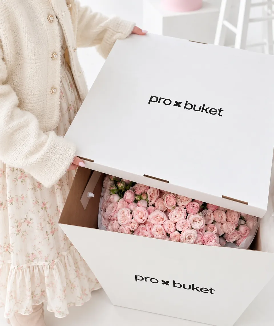 Коробка pro buket с розовыми розами в руках получателя