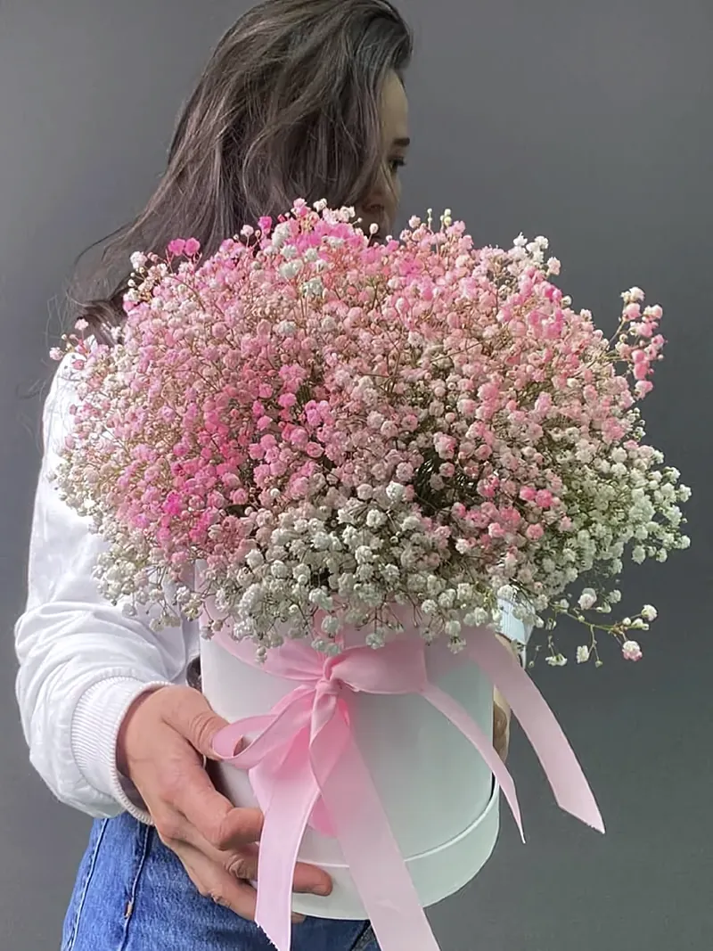 Букет из гипсофилы в шляпной коробке