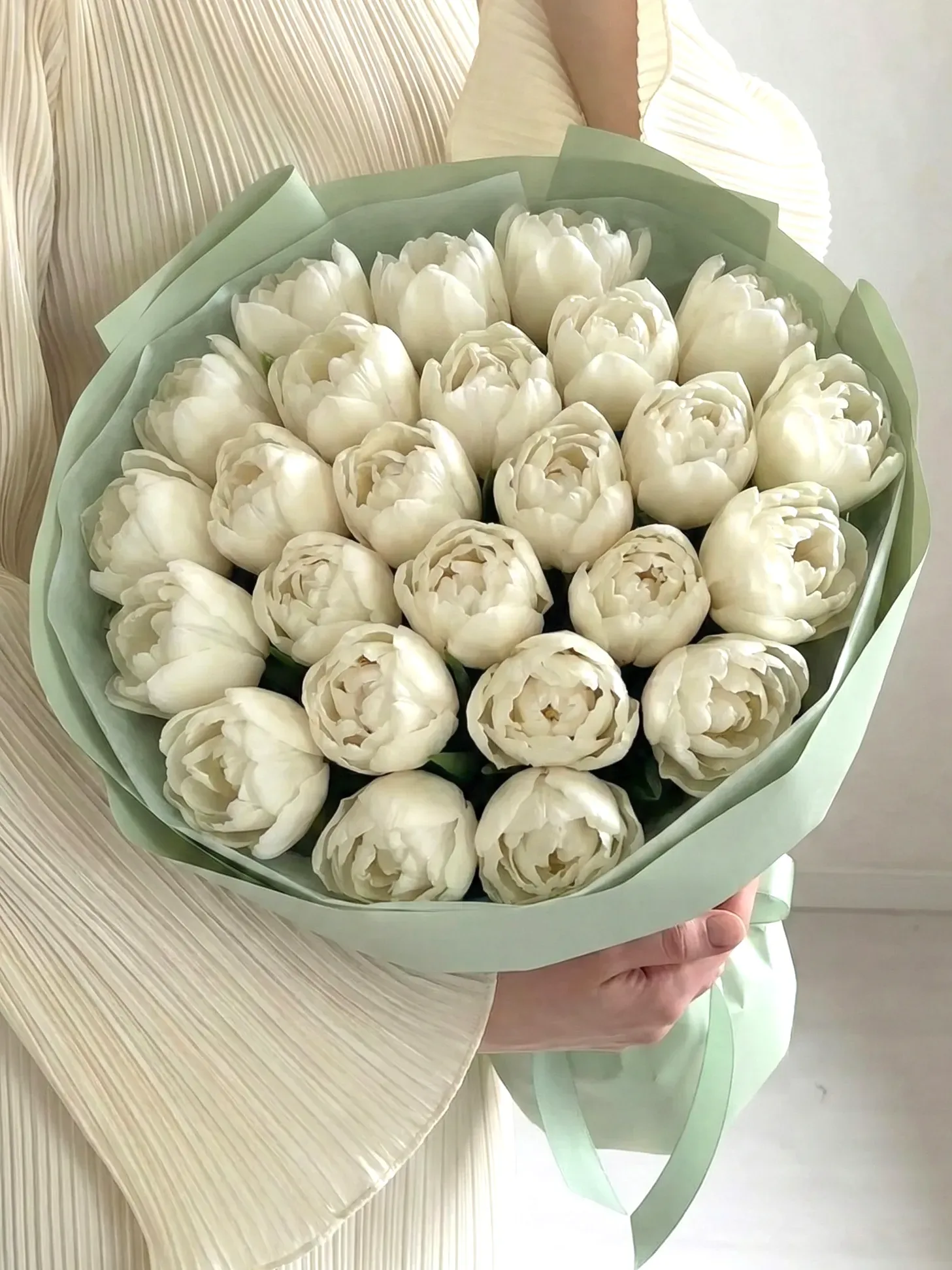 25 peony-shaped white tulips