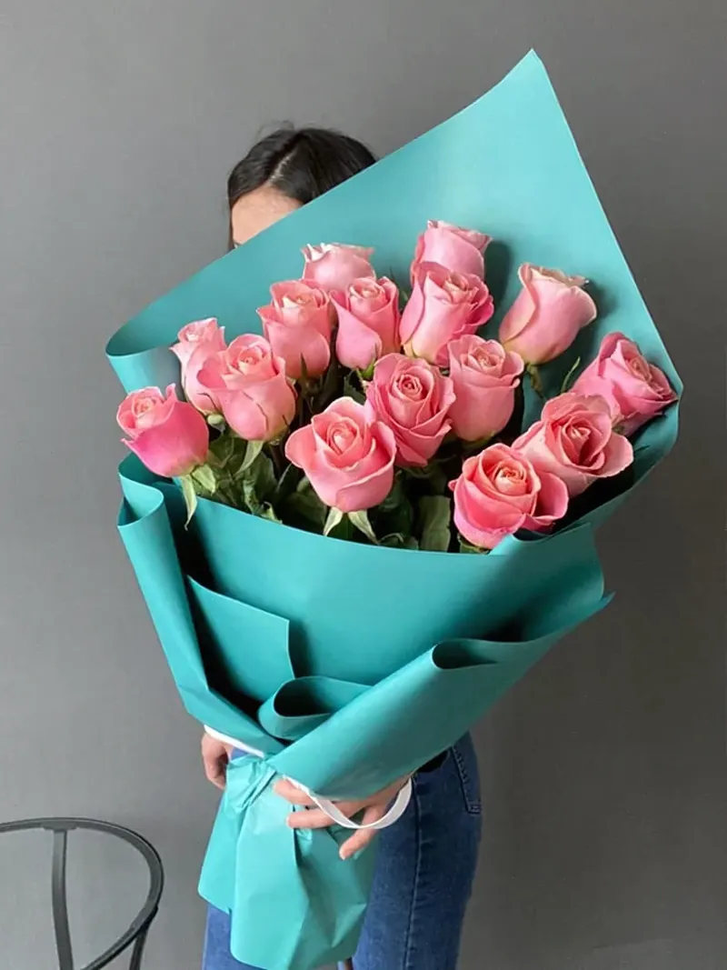 15 розовых роз
