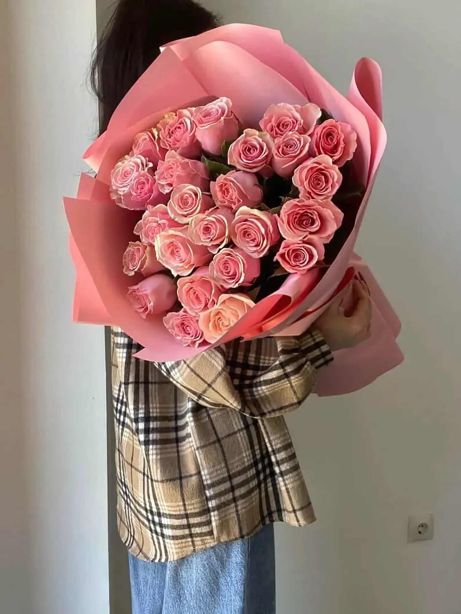 25 розовых роз