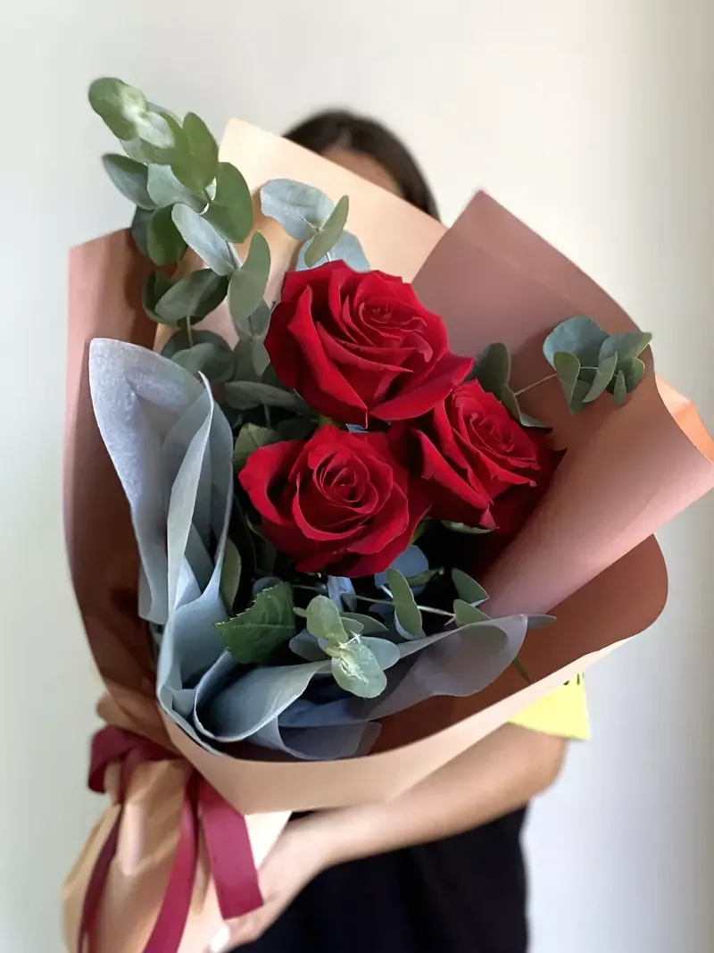 3 red roses