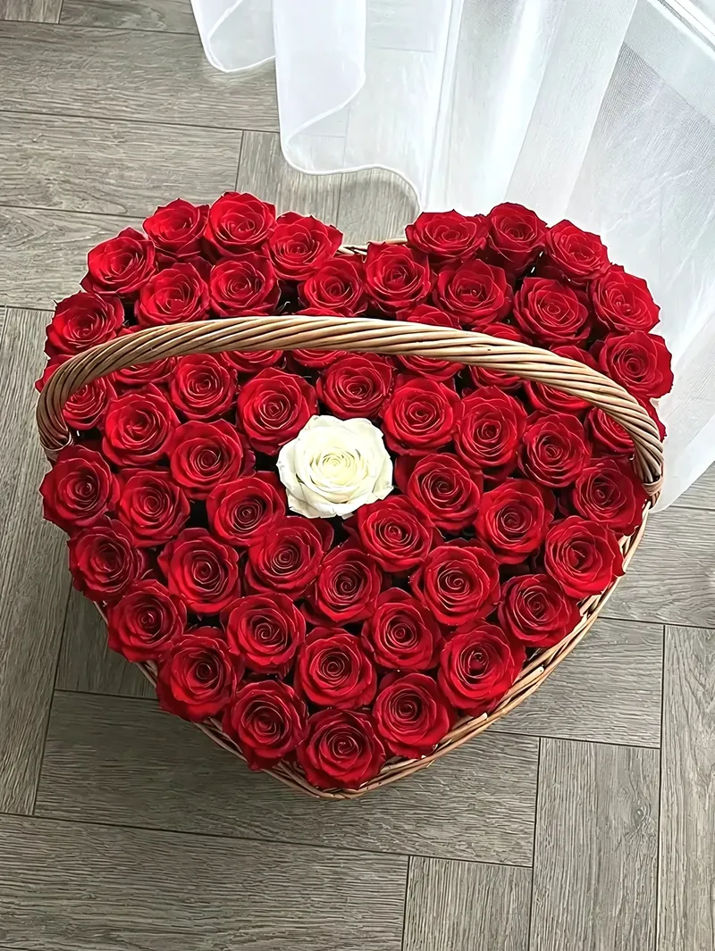 51 роза в корзине