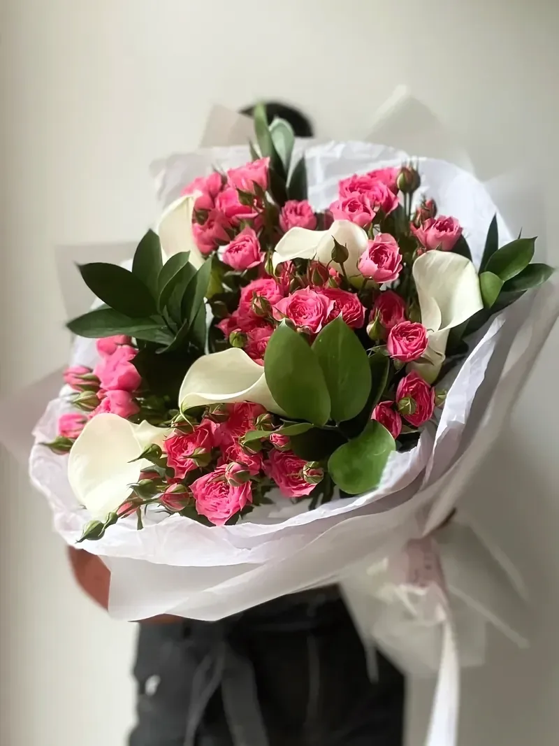 Букет с каллами и розами