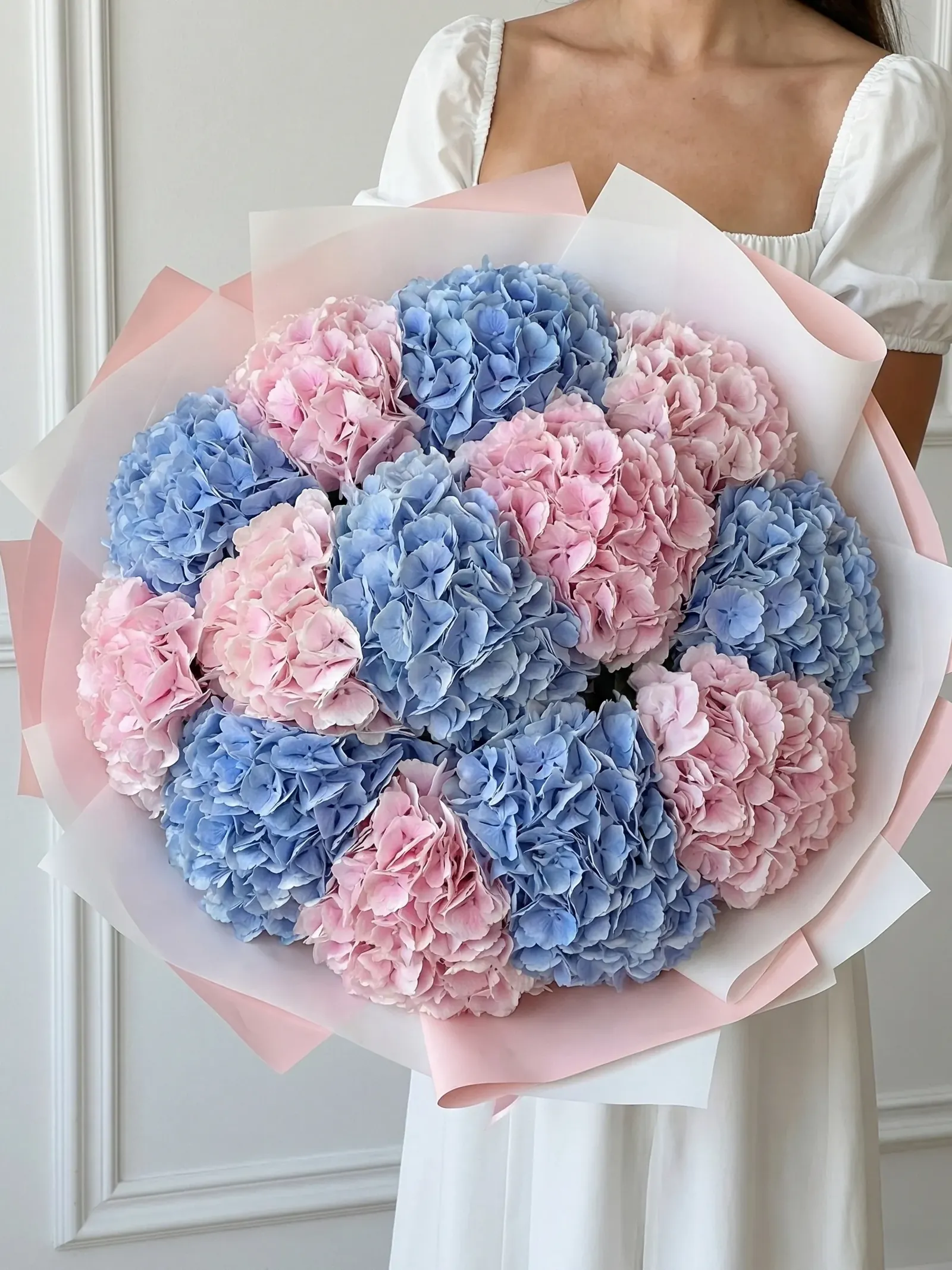 Bouquet of 13 hydrangeas
