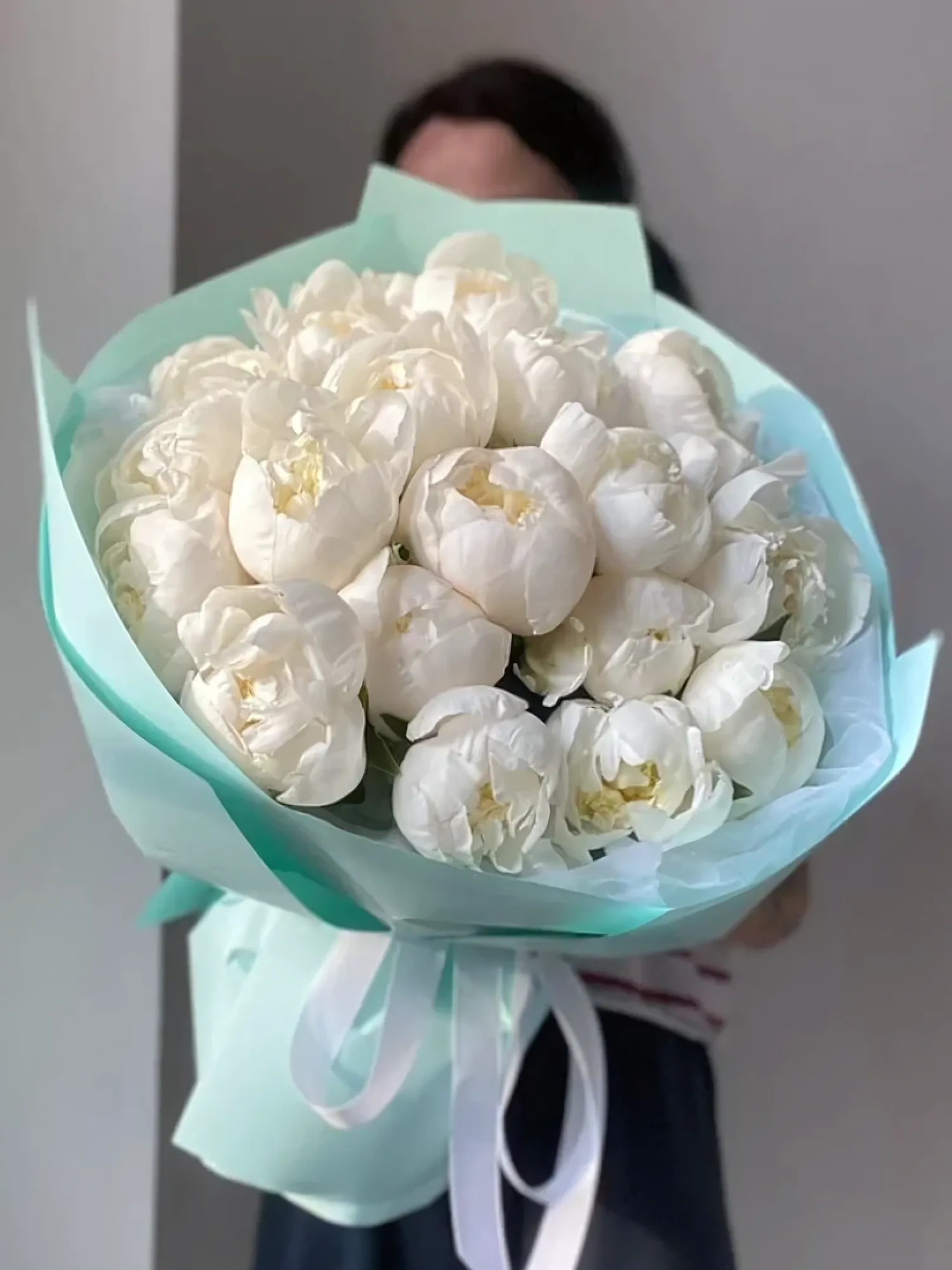 19 белых пионов