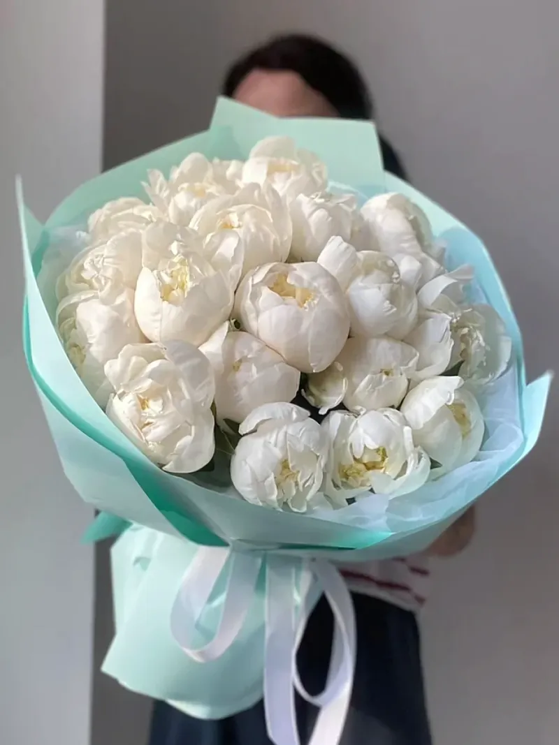 19 white peonies