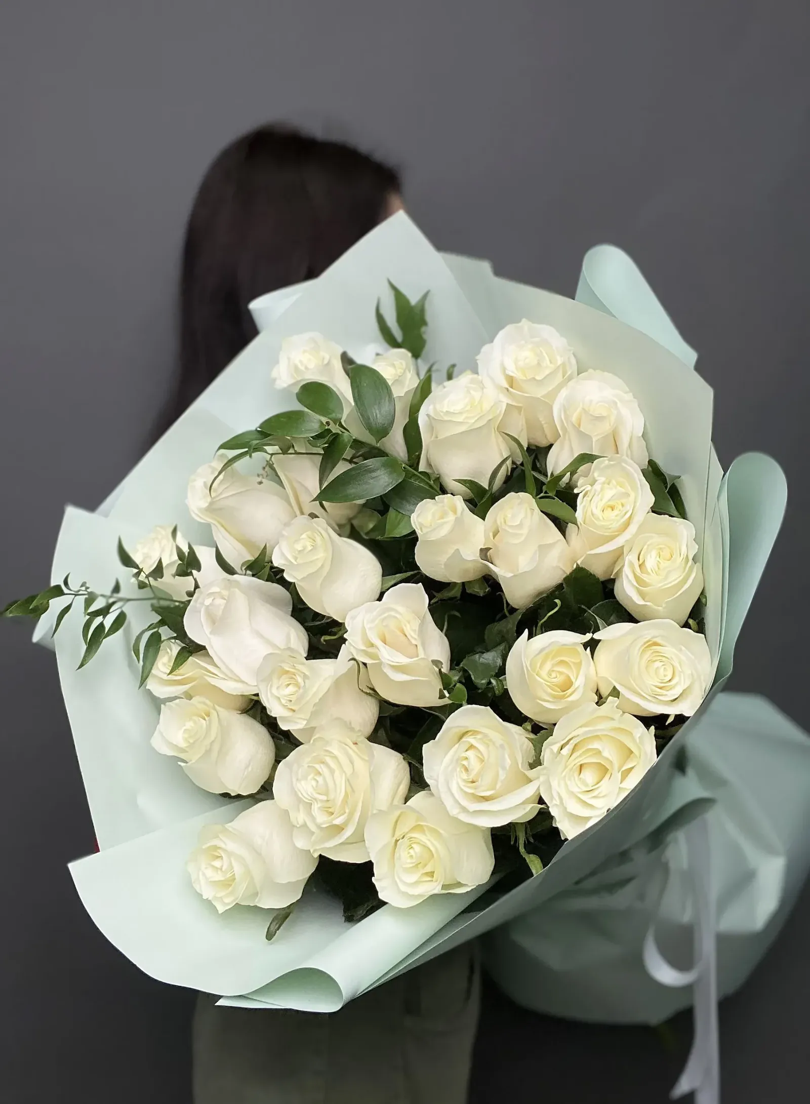 Bouquet of 25 white roses — photo 2