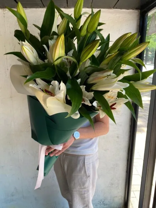 Букет из королевской лилии