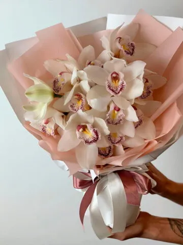 Букет из белых орхидей