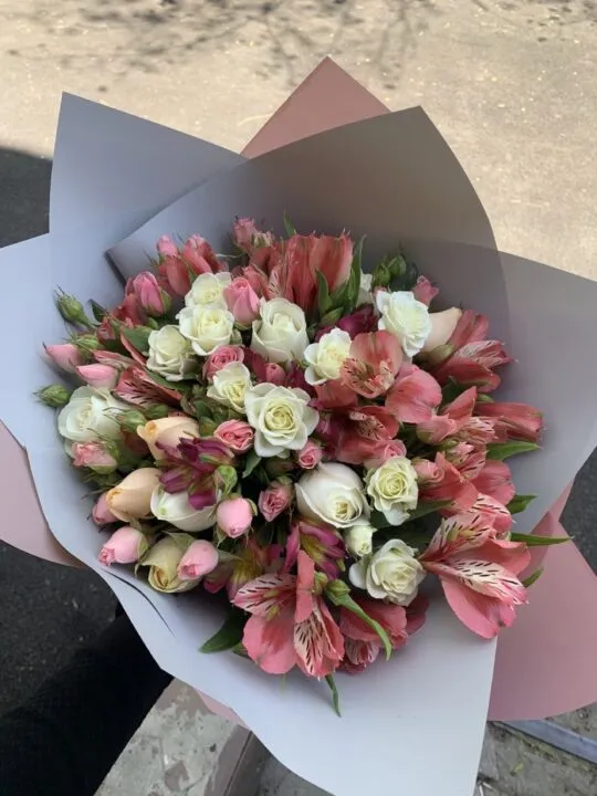 Букет из роз и альстромерий
