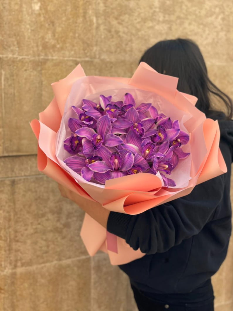 Букет из фиолетовых орхидей