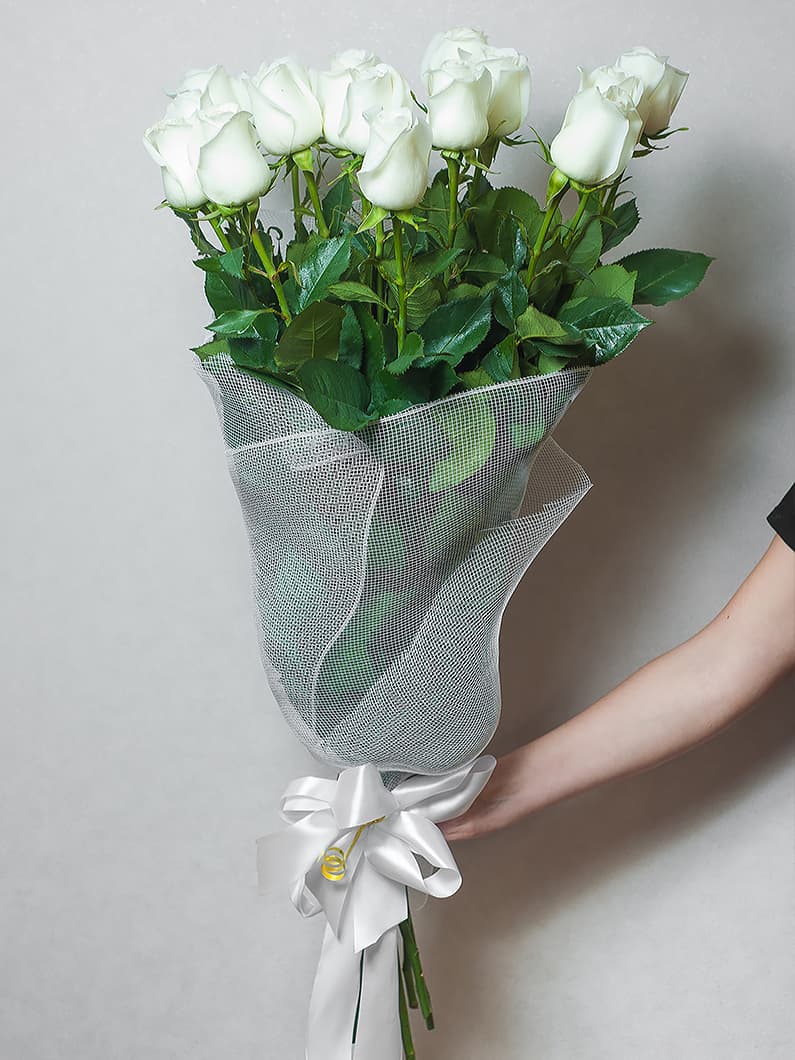Букет белых метровых роз в сетке