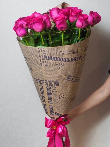Букет розовых метровых роз в крафте