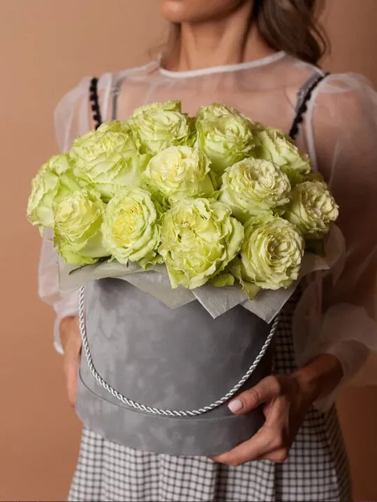 Желтые розы в коробке