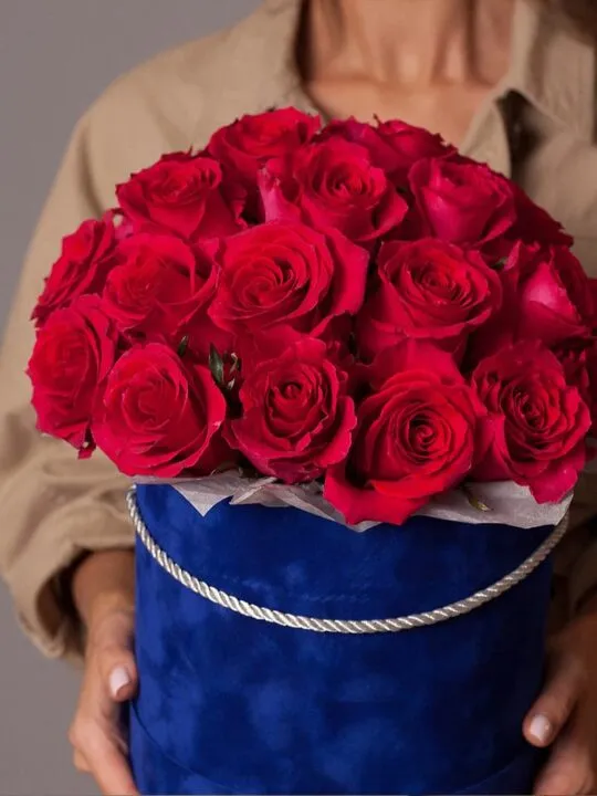 Красные розы в шляпной коробке