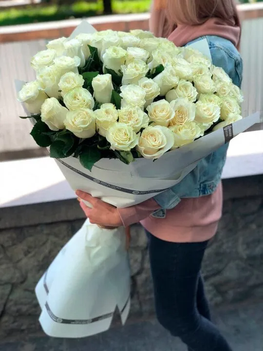 Белые голландские розы