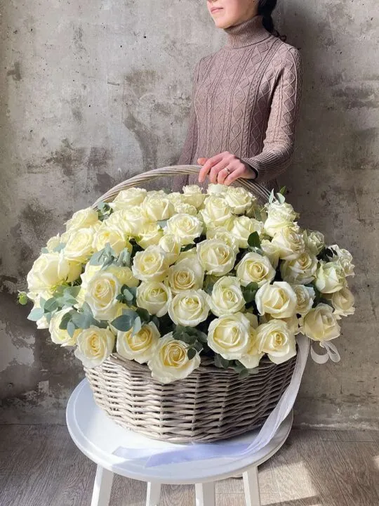 Корзина белых роз
