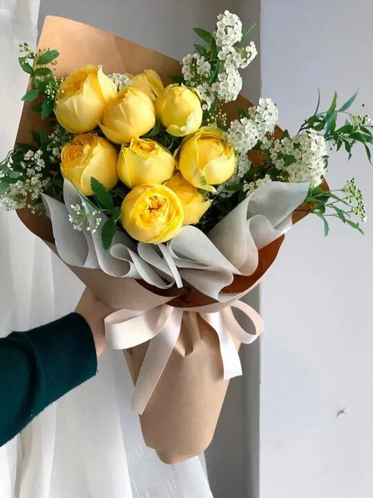 Букет желтых пионов