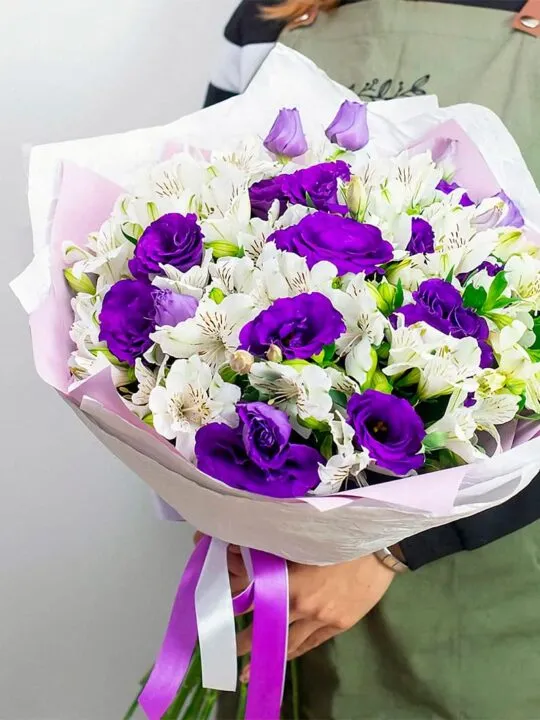 Букет из альстромерии и эустомы