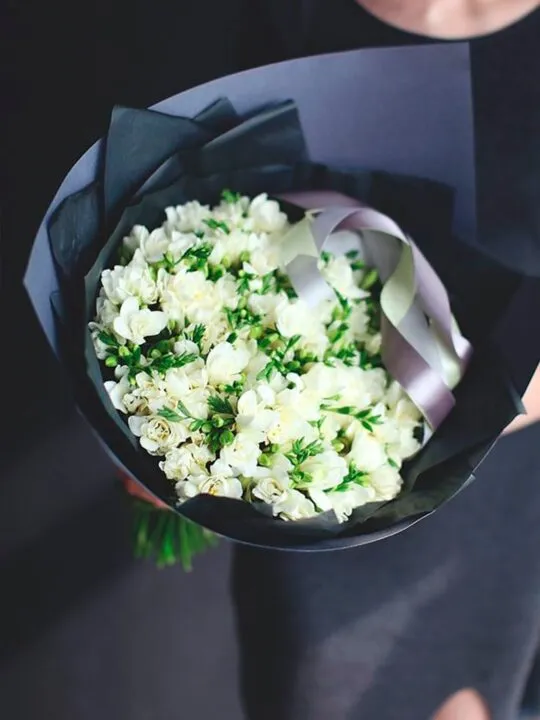 Букет из белых фрезий