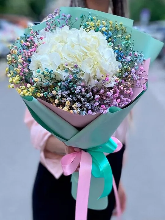 Букет из гортензии и гипсофилы
