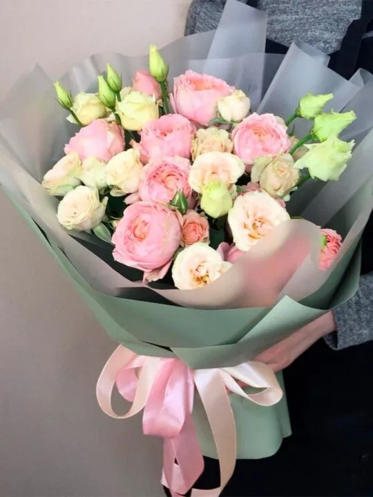 Букет из кустовой розы и эустомы