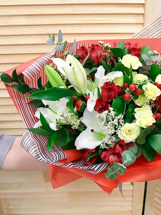 Букет из лилий и альстромерий
