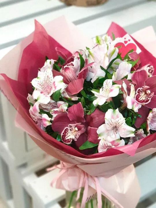 Букет из орхидеи и альстромерии