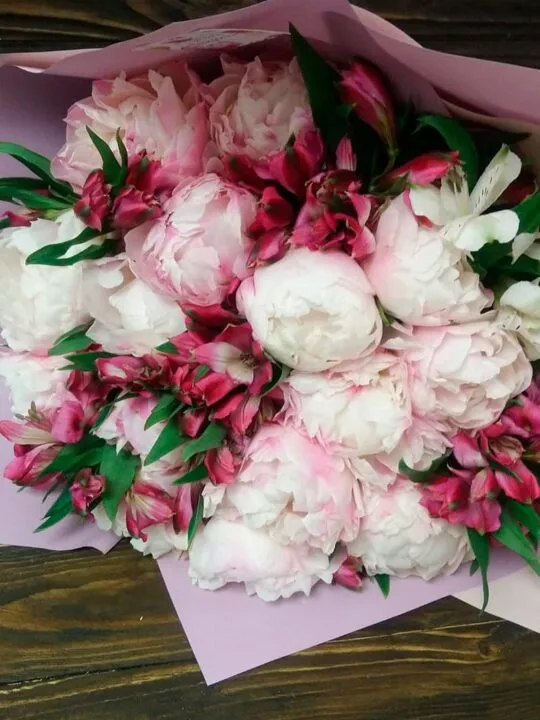 Букет из пионов и альстромерии