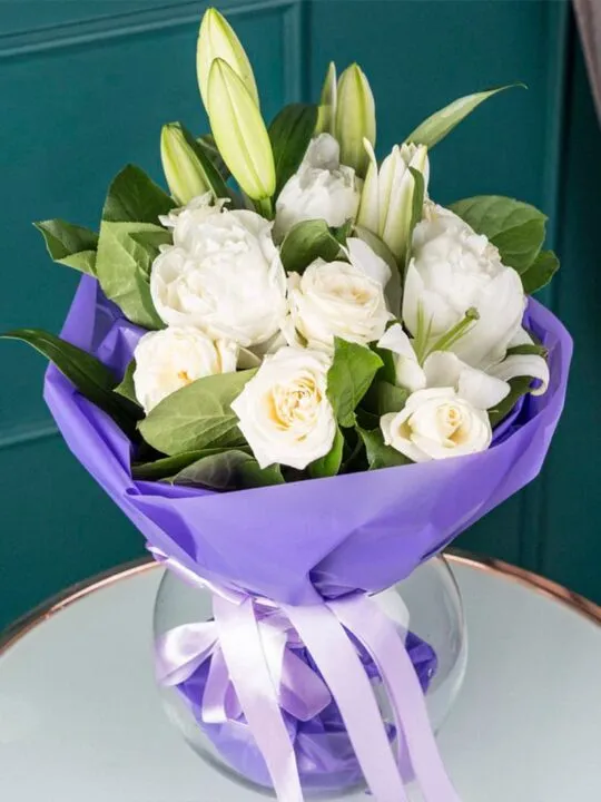 Букет из пионов и лилий