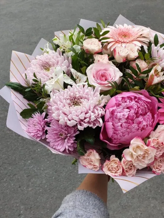 Букет из пионов и хризантем