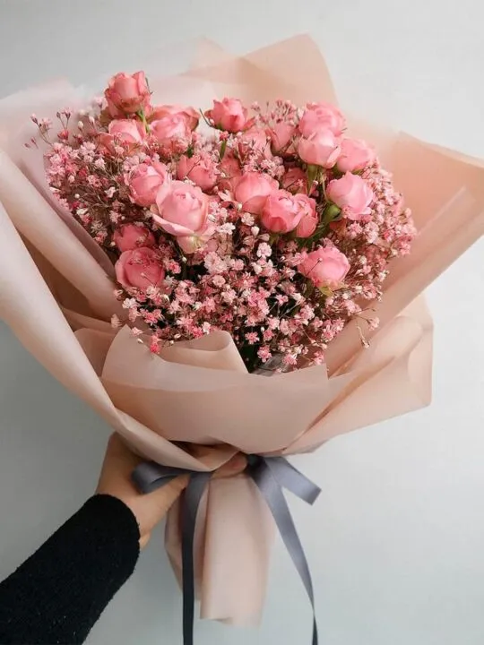 Букет из роз и гипсофилы