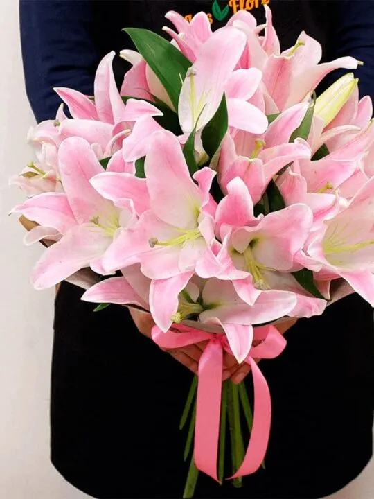 Букет из розовых лилий