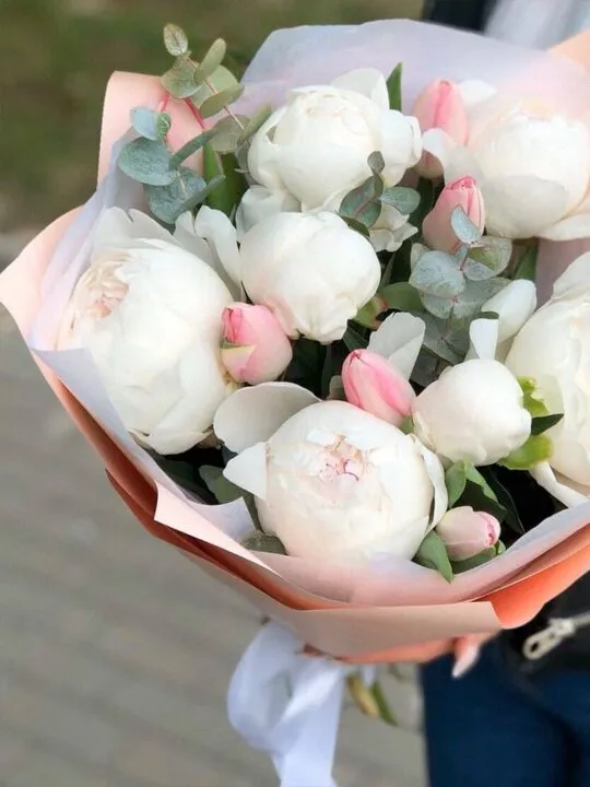 Букет из тюльпанов и пионов