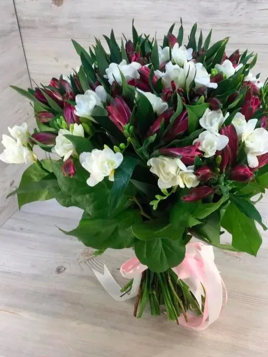 Букет из фрезий и альстромерий