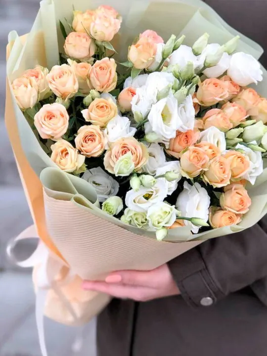 Букет из роз и эустомы