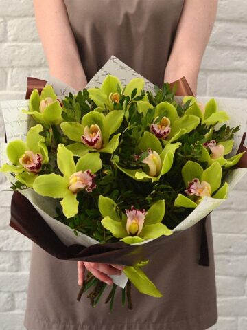 Букет с зеленой орхидеей