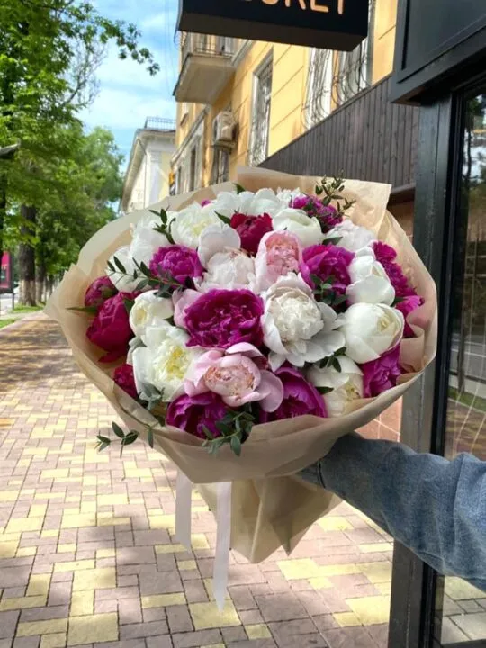 Букет из разноцветных пионов