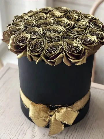 Золотые розы в коробке