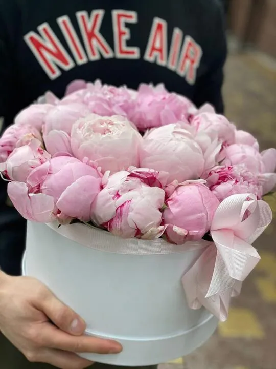 Букет из 17 пионов
