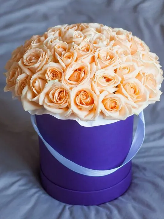 Кремовые розы в коробке