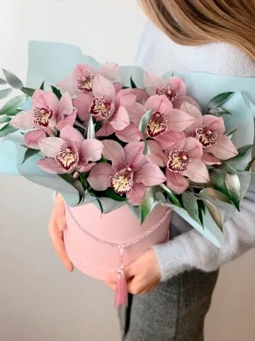 Розовые орхидеи в коробке