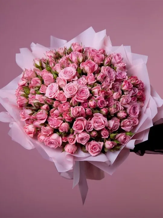 Розовые кустовые розы