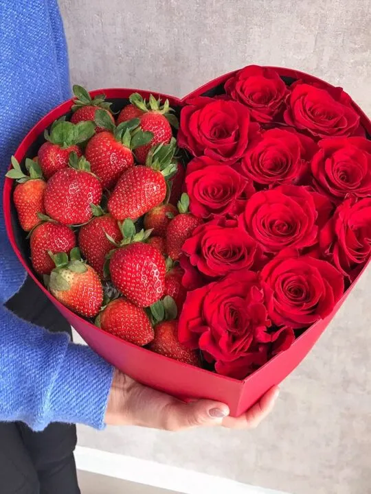 Сердце из клубники и роз