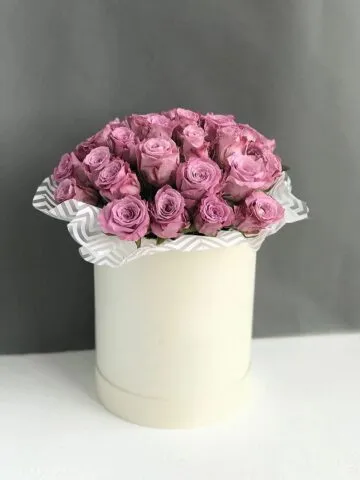 Сиреневые розы в шляпной коробке
