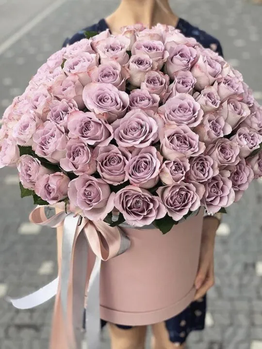 Розы в коробке С днем рождения