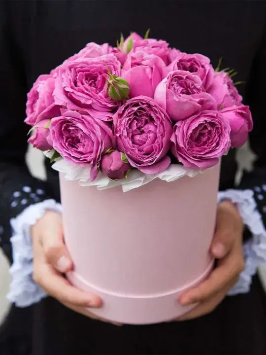 9 пионовидных роз в коробке