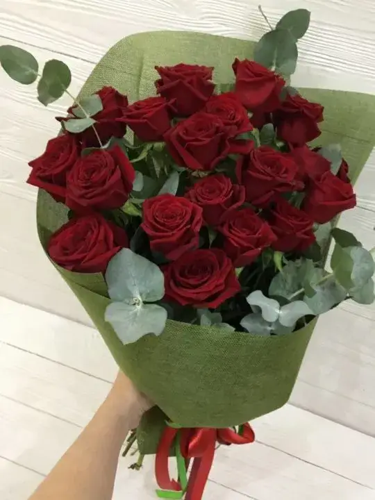 Букет из 17 красных роз