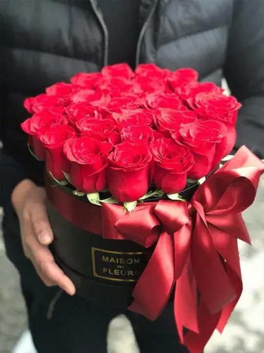 25 красных роз в коробке